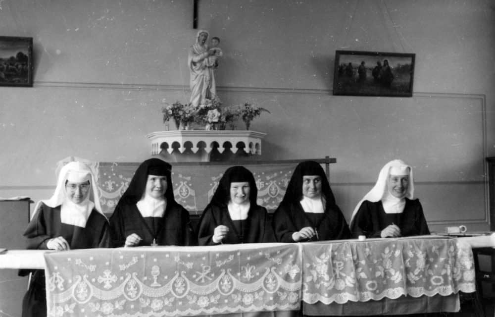 Picture of Sisters making lace